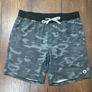 Vuori Brand Men’s Kore Shorts. 7” Lined, Large in good condition. Camouflage